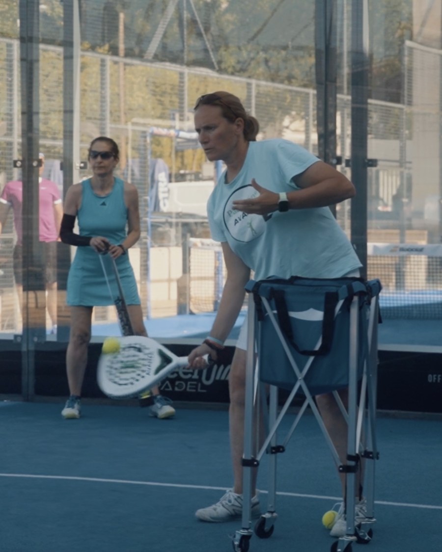 Carmen León dando clase en las pistas de La Masó Sport Club, con una alumna al fondo